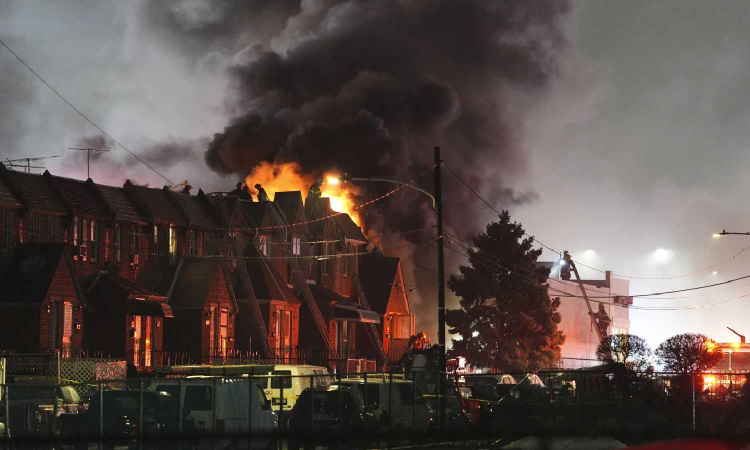 US: Plane with 6 aboard crashes in Philadelphia, setting homes ablaze and unleashing fireball US: Plane with 6 aboard crashes in Philadelphia, setting homes ablaze and unleashing fireball