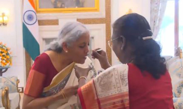 Finance Minister Nirmala Sitharaman meets President ahead of Budget speech Finance Minister Nirmala Sitharaman meets President ahead of Budget speech