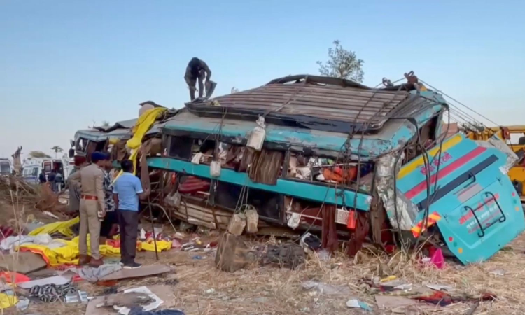 5 killed, 35 injured as bus carrying pilgrims falls into gorge in Gujarat 5 killed, 35 injured as bus carrying pilgrims falls into gorge in Gujarat