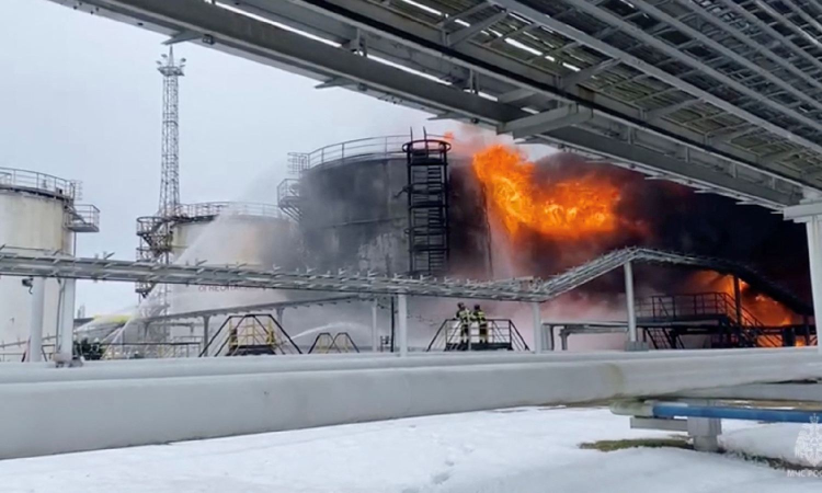 Ukraine strikes major Russian oil refinery for second time in 3 days, official says Ukraine strikes major Russian oil refinery for second time in 3 days, official says