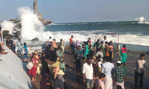 Kanniyakumari: Bathing ban as sea turns rough, tourists disappointed