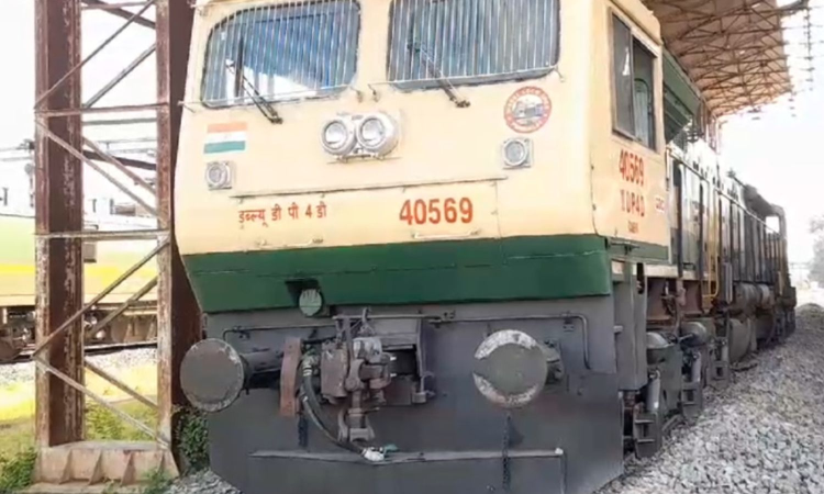 Goods train carrying gravel derails in Thiruvarur Goods train carrying gravel derails in Thiruvarur