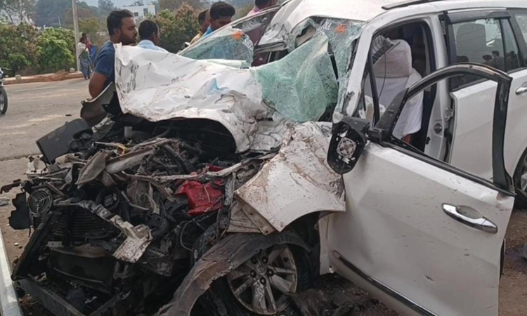 AIADMK ex-councillor among three killed after car rams into a stationed lorry in Dharmapuri AIADMK ex-councillor among three killed after car rams into a stationed lorry in Dharmapuri