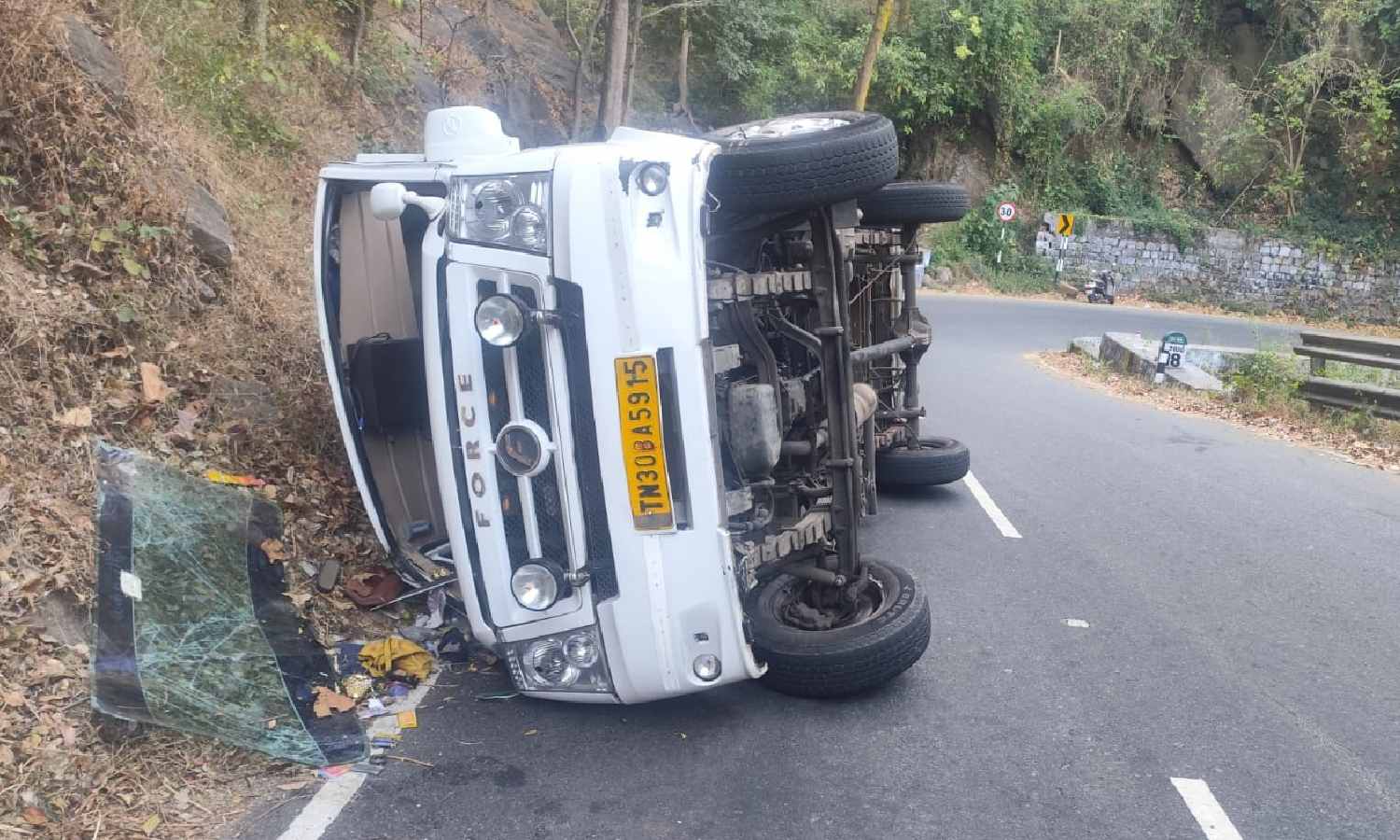 2 kids among 12 tourists from Chennai injured as van overturns on Yercaud ghat road