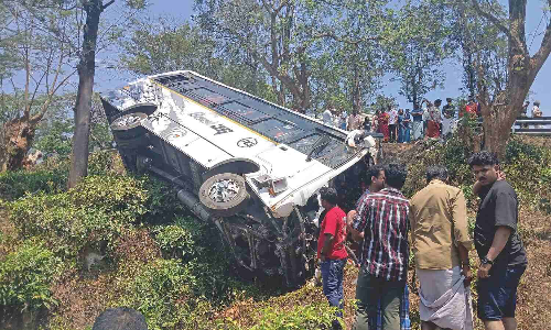 16 tourists from Kerala injured as van overturns on Nilgiris Ghat road