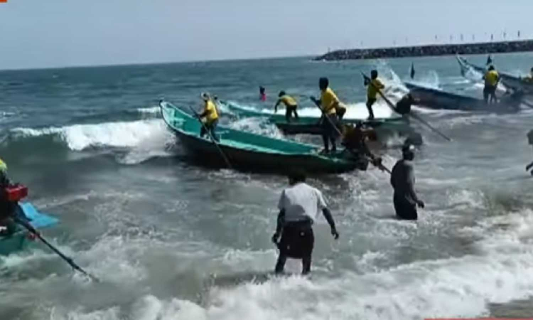 300 fishermen from TNs coastal districts take part in first-ever boat race in Chennai 300 fishermen from TNs coastal districts take part in first-ever boat race in Chennai