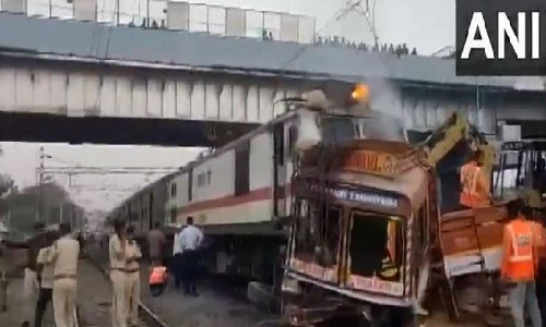 Amravati Express hits truck in Maharashtra’s Jalgaon district; no injuries Amravati Express hits truck in Maharashtra’s Jalgaon district; no injuries