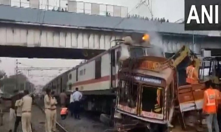 Amravati Express hits truck in Maharashtra’s Jalgaon district; no injuries