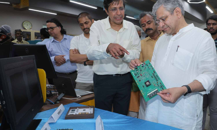 I’m just a message away, Minister Vaishnaw tells IIT-M’s Hyperloop team I’m just a message away, Minister Vaishnaw tells IIT-M’s Hyperloop team