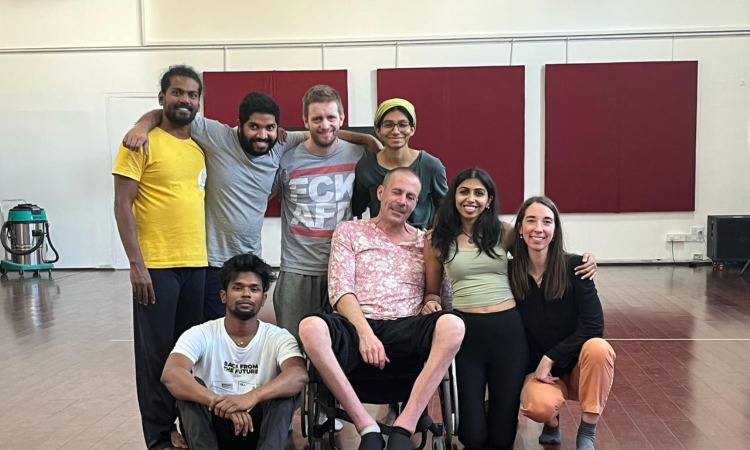 A dance performance exploring encounters and connections