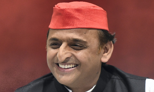 Citing case of suspended IAS officer, Akhilesh Yadav alleges massive corruption in UP