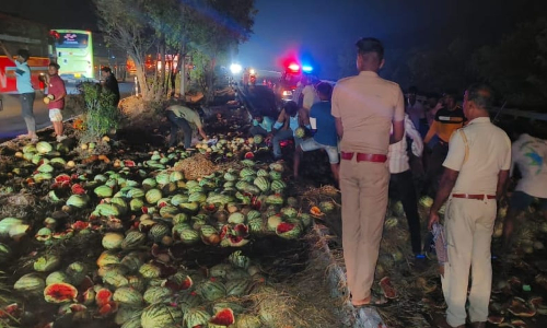 Traffic hit on NH as melon lorry topples, locals make merry