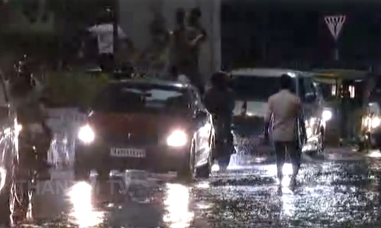 Metro water pipeline bursts in Arumbakkam 100 feet road, streets flooded Metro water pipeline bursts in Arumbakkam 100 feet road, streets flooded