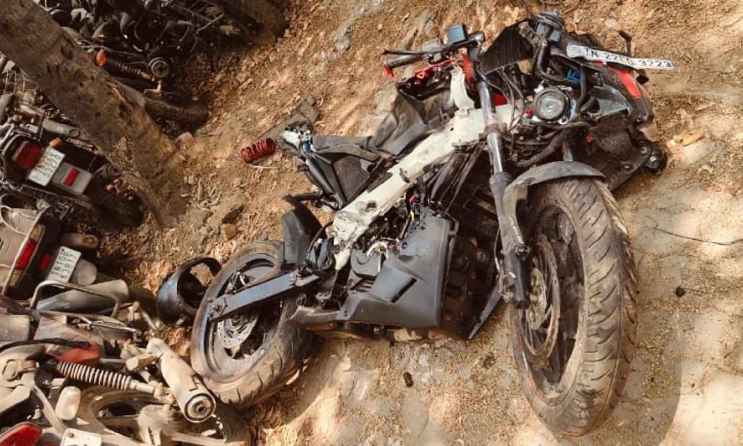 Youth crashes into Governor’s convoy in Chennai; sustains serious injuries Youth crashes into Governor’s convoy in Chennai; sustains serious injuries