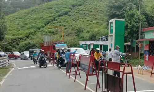 Vehicles line up at Gudalur check post as e-pass system takes effect