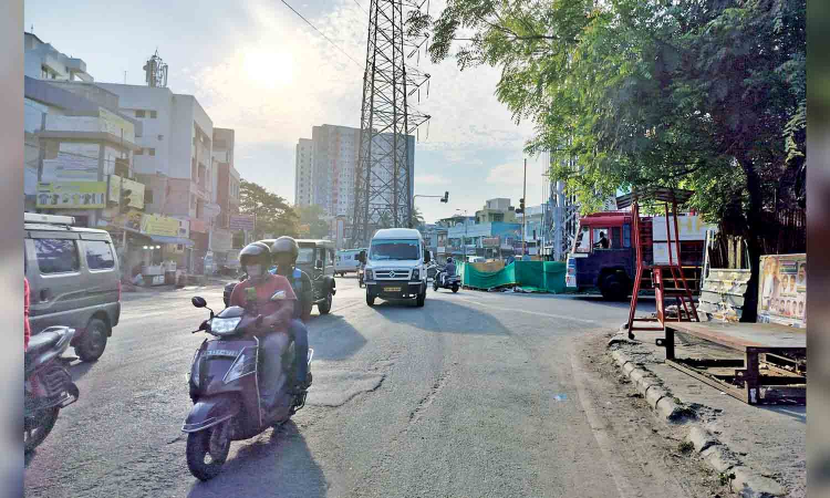 Chennai Citizen Connect: Remove blue barricades on MTH Road junction in Villivakkam, urge commuters Chennai Citizen Connect: Remove blue barricades on MTH Road junction in Villivakkam, urge commuters