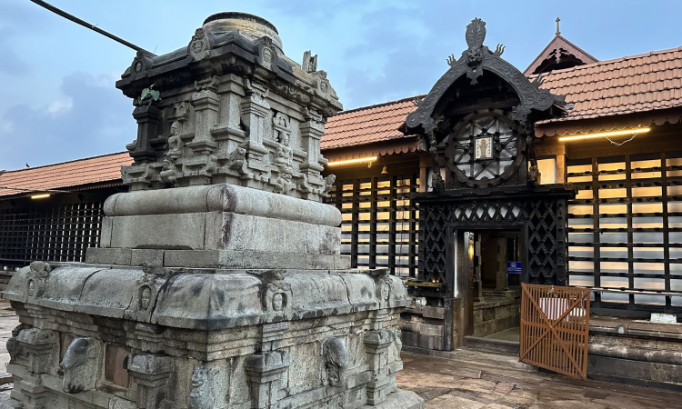 Kazhakam staff in Kerala temple resigns amid caste discrimination claims Kazhakam staff in Kerala temple resigns amid caste discrimination claims