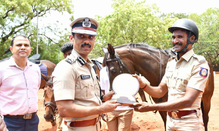 Chennai city police commissioner honours mounted police team at 43rd All India Equestrian Championship Chennai city police commissioner honours mounted police team at 43rd All India Equestrian Championship