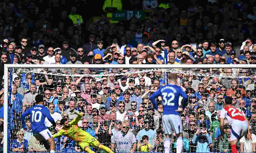 Everton hits Arsenals title hopes