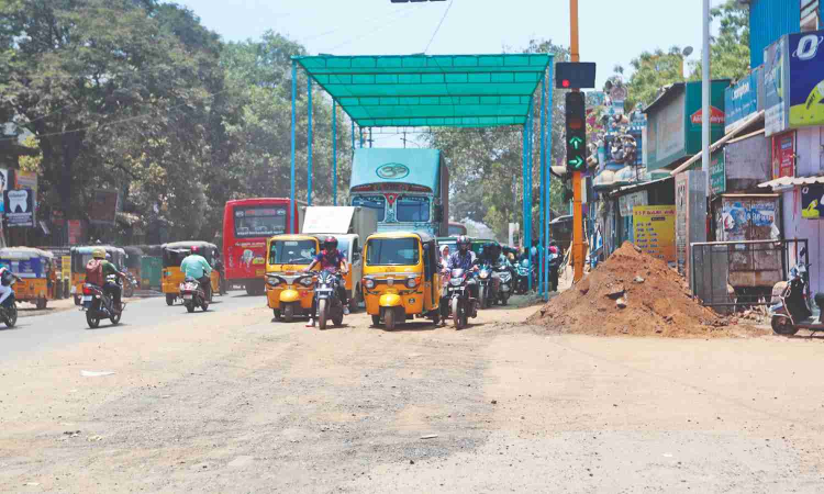 Ongoing civic works wreak havoc on roads linking Kasimedu, Tiruvottiyur Ongoing civic works wreak havoc on roads linking Kasimedu, Tiruvottiyur