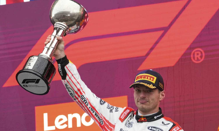 Red Bulls Max Verstappen holds off McLarens to win his fourth straight Japanese GP