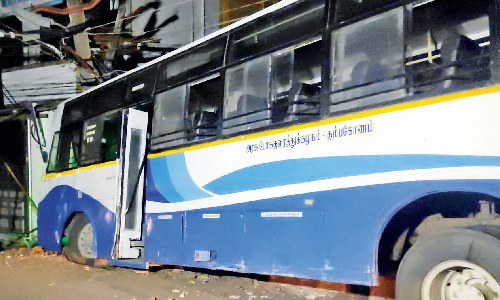 Tamil Nadu: TNSTC bus rams into electric pole, snaps power