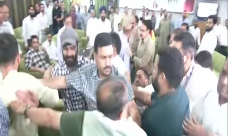 Scuffle in J-K Assembly after AAP MLAs comment on Hindus; leaders pushed out of premises