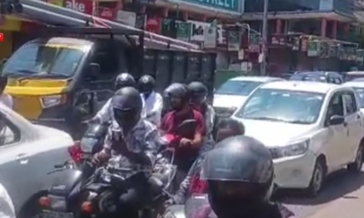 Traffic congestion on MGR Road in Taramani causes inconvenience to commuters