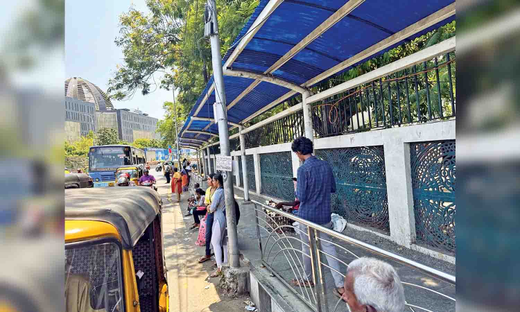 Chennai Citizen Connect: Is this a bus stand or a sidewalk on Anna Salai?