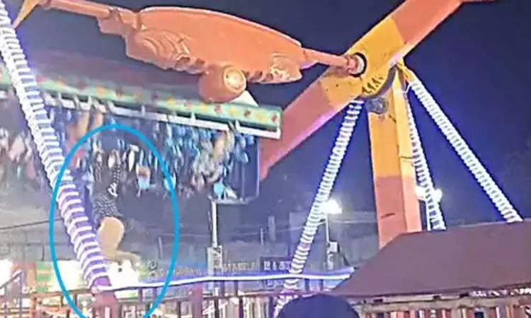 Watch: Woman fails to wear safety harness, falls from joyride at trade fair in Virudhunagar Watch: Woman fails to wear safety harness, falls from joyride at trade fair in Virudhunagar