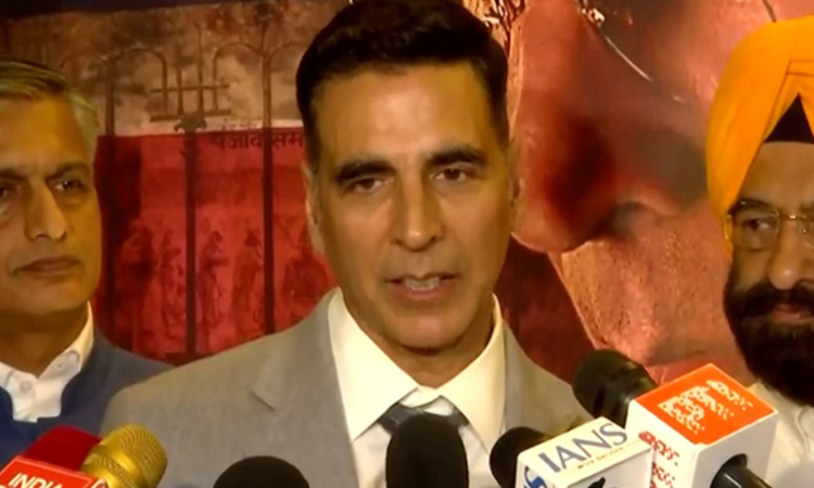 Akshay Kumar expresses gratitude to Union Minister Hardeep Singh Puri for hosting Kesari Chapter 2 screening