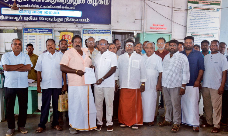 Private bus operators besiege TNSTC office in Thanjavur Private bus operators besiege TNSTC office in Thanjavur