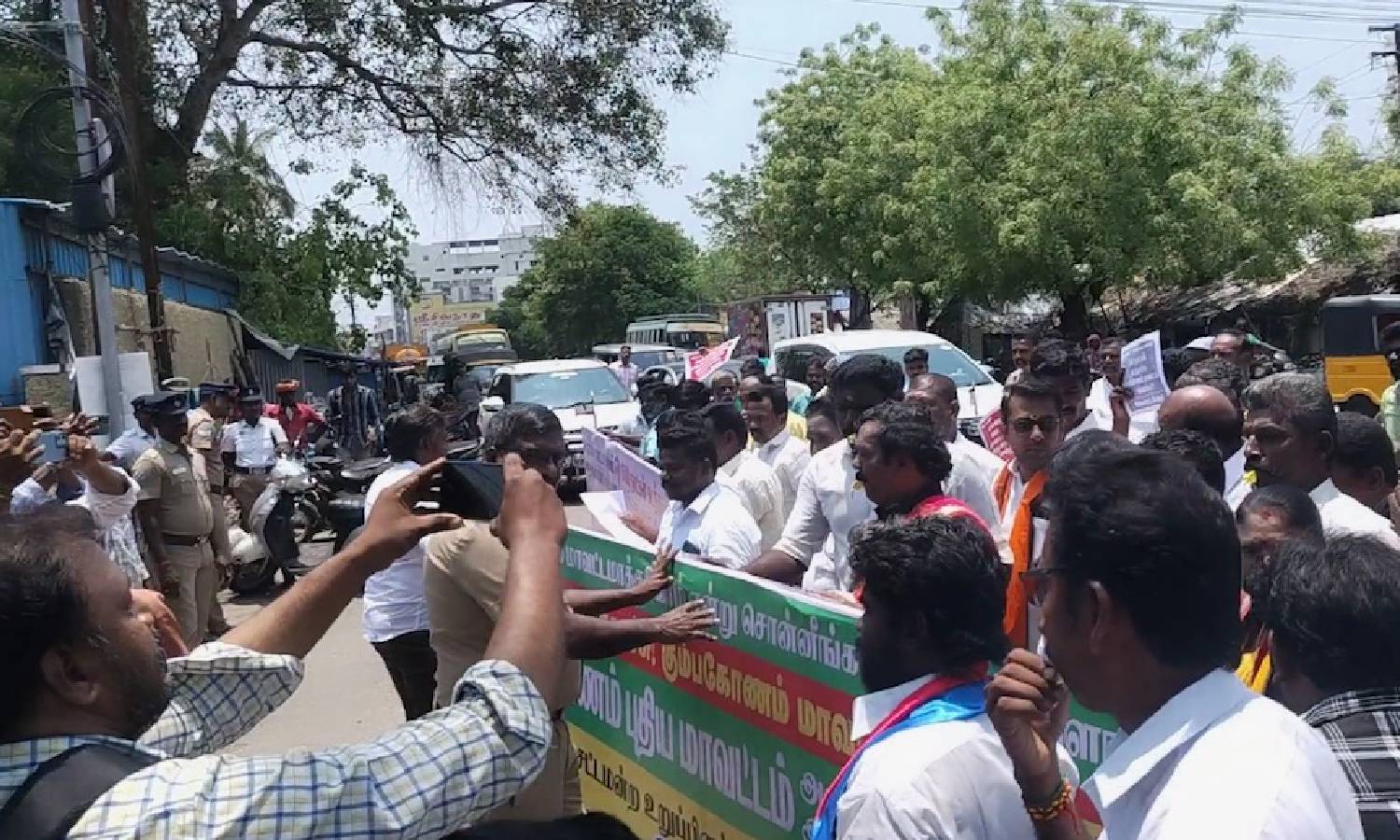 Irate Kumbakonam residents try to lay siege to Mins office
