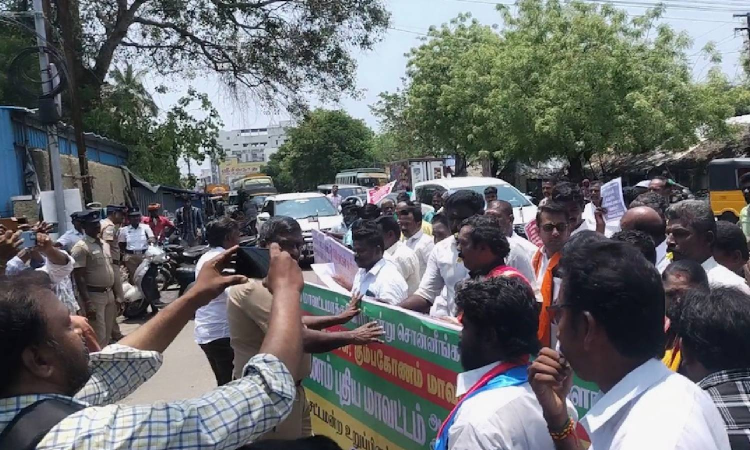 Irate Kumbakonam residents try to lay siege to Mins office Irate Kumbakonam residents try to lay siege to Mins office