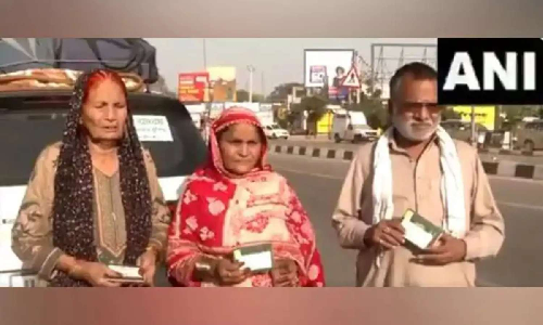 Exit deadline ends today; Pak citizens bid tearful goodbyes to kin, rush home through Attari