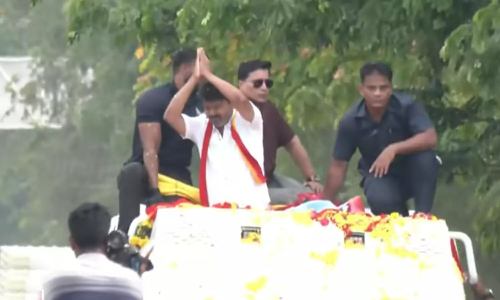 Vijay’s first caravan darshan after party launch leaves Madurai fans, cadre happy despite scorching sun