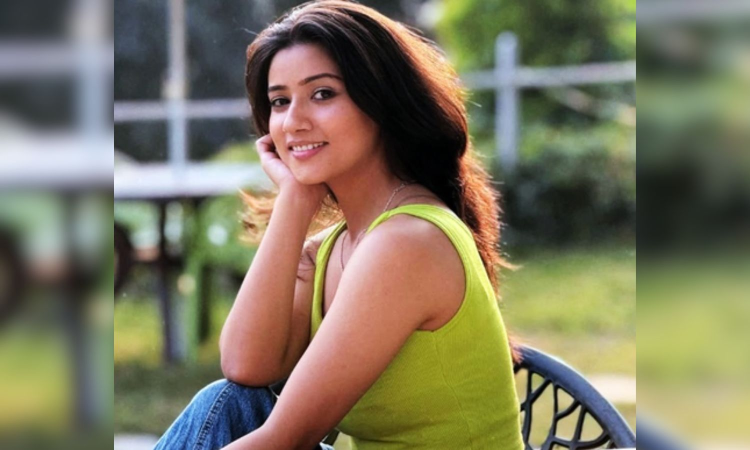 From cotton clothes to oversized tees: Diksha Dhami talks about summer fashion From cotton clothes to oversized tees: Diksha Dhami talks about summer fashion