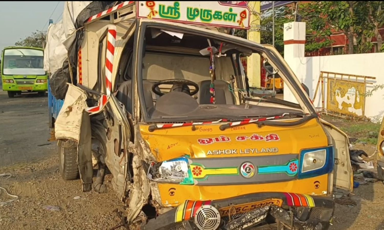 12 women cleanliness workers hurt as omni bus rams their mini-van near Maduranthakam 12 women cleanliness workers hurt as omni bus rams their mini-van near Maduranthakam
