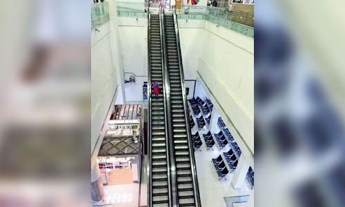 3 year olds finger injured in airport escalator mishap 3 year olds finger injured in airport escalator mishap
