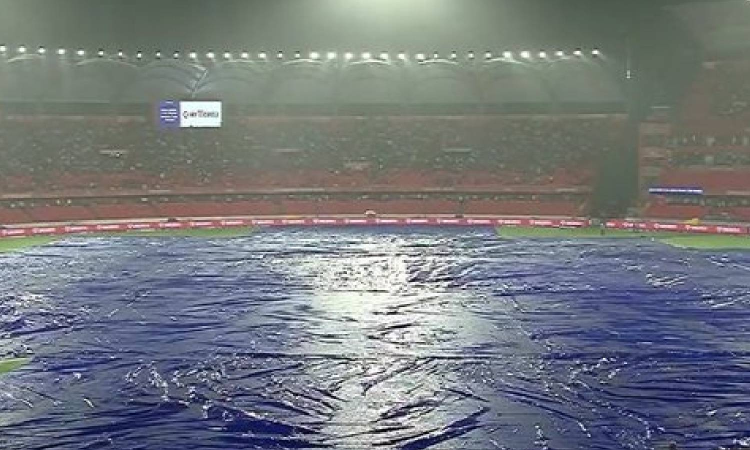 IPL 2025: Rain stops play after SRH keep DC to 133/7
