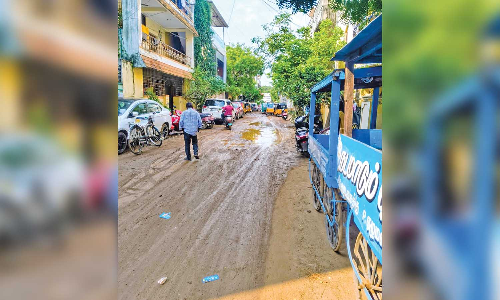 Overflowing sewage in Perambur makes road slippery, causes fatal accidents