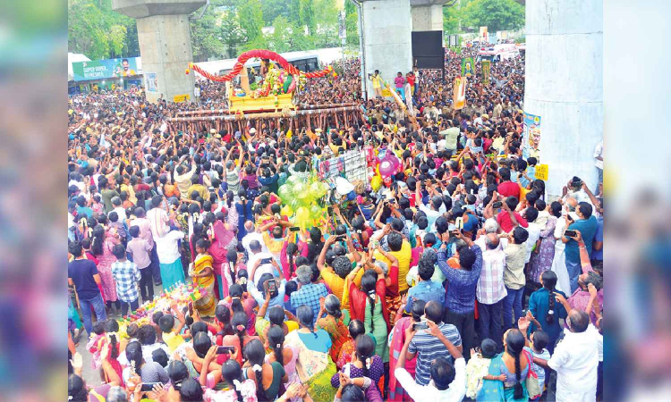 Lakhs throng Madurai to see Azhagar’s entry into Vaigai