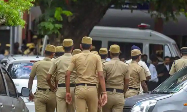 TN cops mobbed in Kolkata while arresting rape accused TN cops mobbed in Kolkata while arresting rape accused