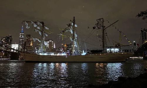 Mexican tall ship strikes Brooklyn Bridge, snapping masts, injuring sailors