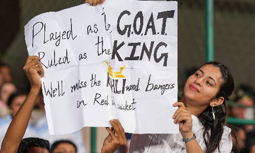 Amid relentless rain, fans wear white jersey to honour Virat Kohli the Test cricketer