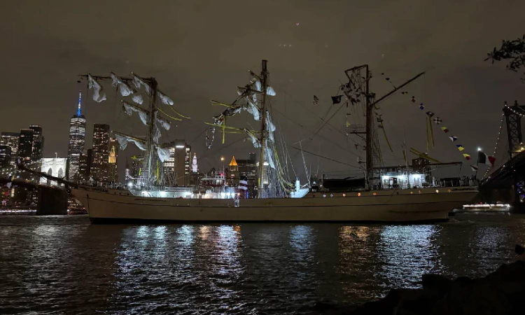 Mexican tall ship strikes Brooklyn Bridge, snapping masts, injuring sailors