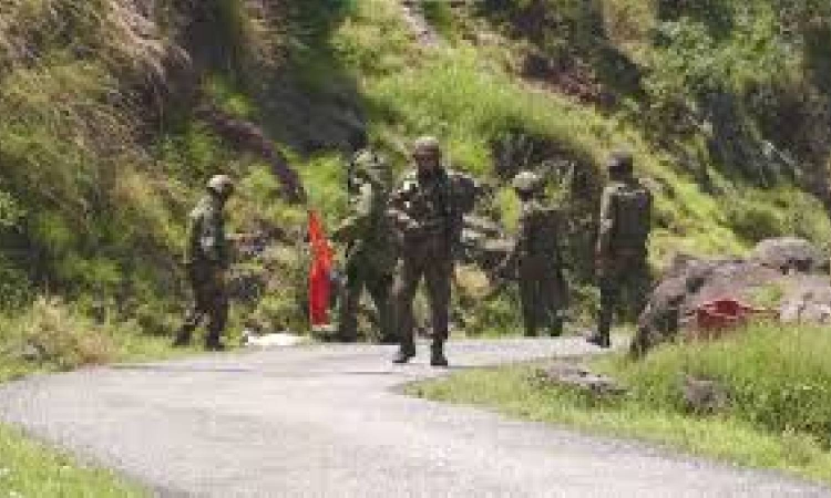 Indian Armys bomb disposal squad destroys live Pakistani shell in Poonch