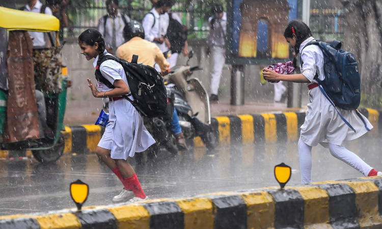 Cops urged to be vigilant amid heavy rain alert in Kanniyakumari