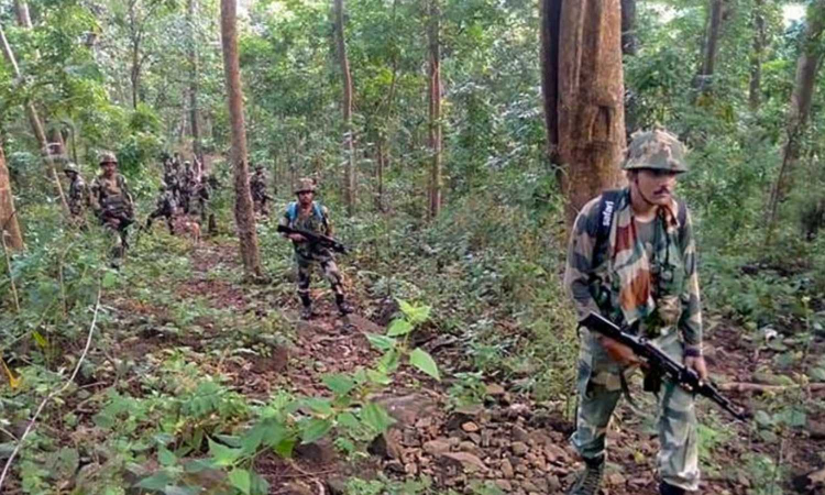 Chhattisgarh: CoBRA commando, Naxalite killed in encounter Chhattisgarh: CoBRA commando, Naxalite killed in encounter
