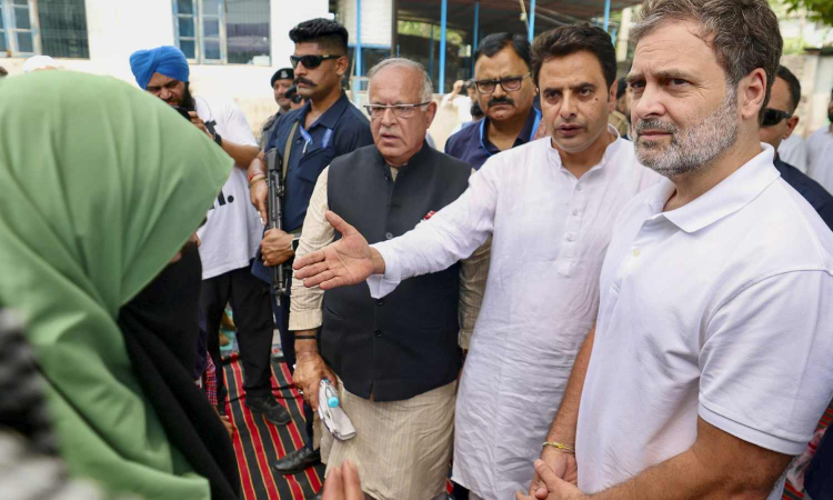 Rahul meets victims of Pak shelling in Poonch, pledges to raise their issue at national level